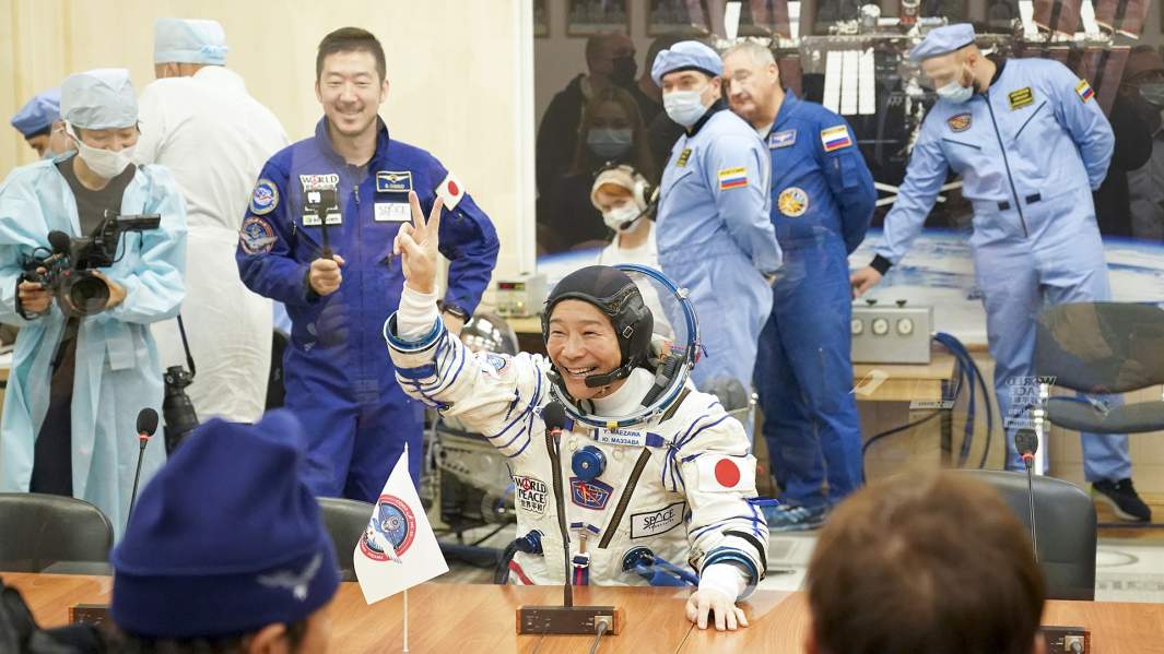 Член основного экипажа 20-й экспедиции на Международную космическую станцию космический турист Юсаку Маэзава перед запуском ракеты-носителя «Союз-2.1а» с транспортным пилотируемым кораблем «Союз МС-20» на Байконуре