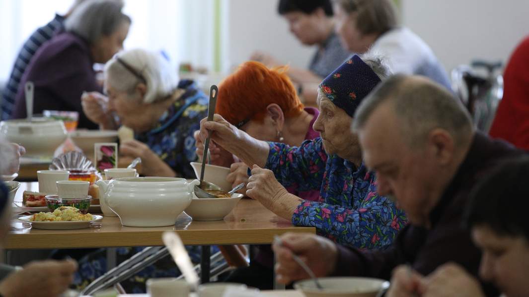 Твой ближний: бизнес будет управлять центрами для стариков и инвалидов