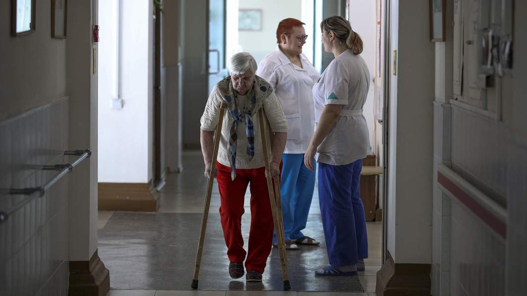 Твой ближний: бизнес будет управлять центрами для стариков и инвалидов