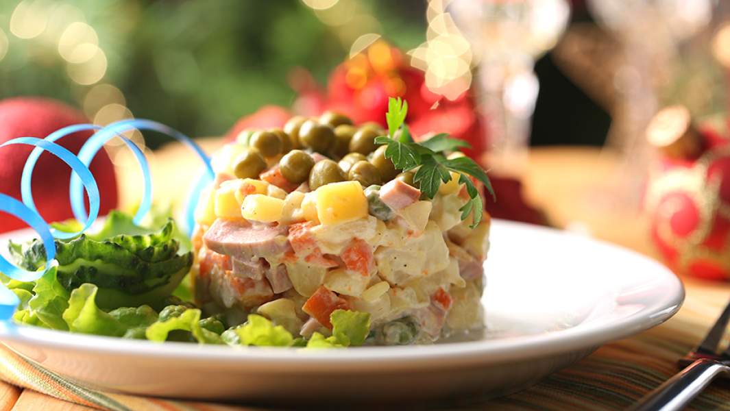 Салат Оливье на праздничном столе