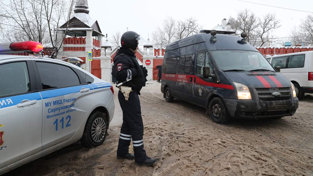 Сотрудники полиции у православной гимназии в Серпухове