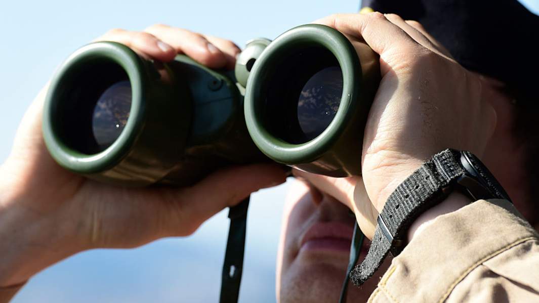 Солдаты смотрит в бинокль