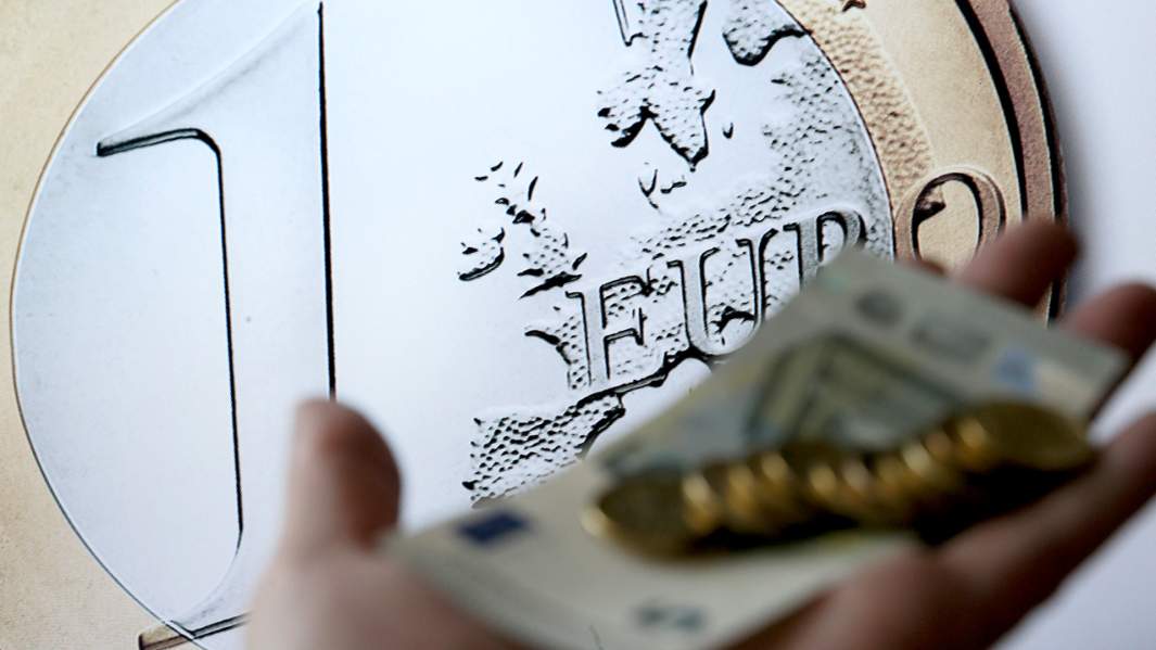 деньги евро рука