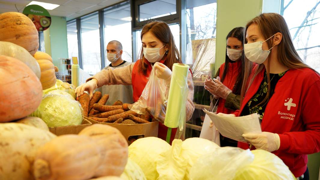 помощь еда волонтер