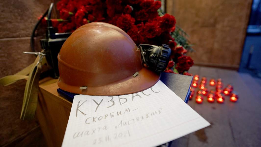  Свечи и цветы в память о погибших шахтерах на шахте "Листвяжная" у представительства Кузбасса при Правительстве РФ. 