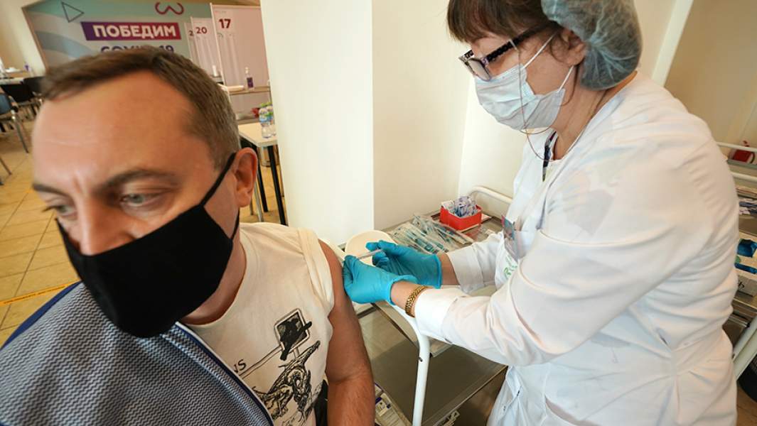 Вакцинация препаратом для профилактики коронавирусной инфекции в прививочном пункте