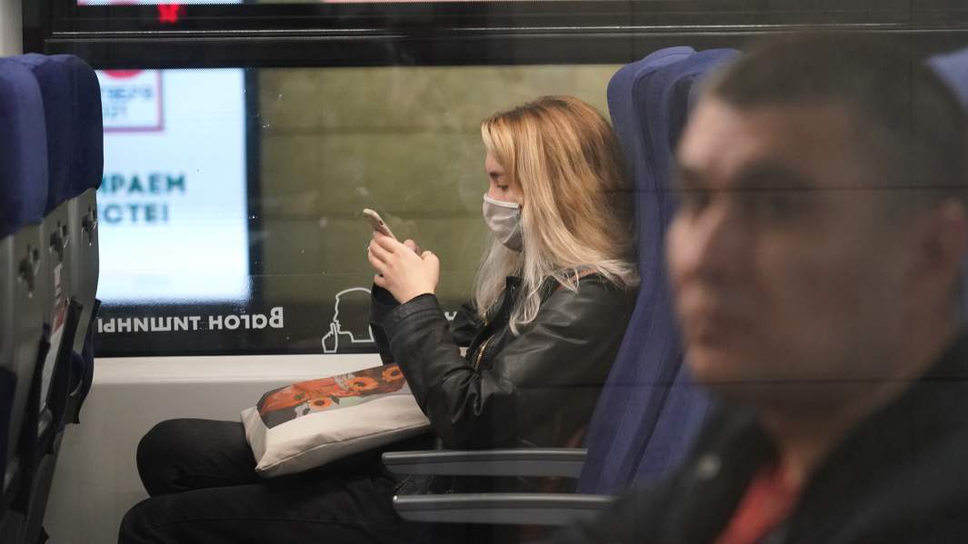 Девушка со смартфоном в вагоне поезда