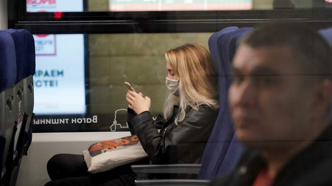 девушка с телефоном 