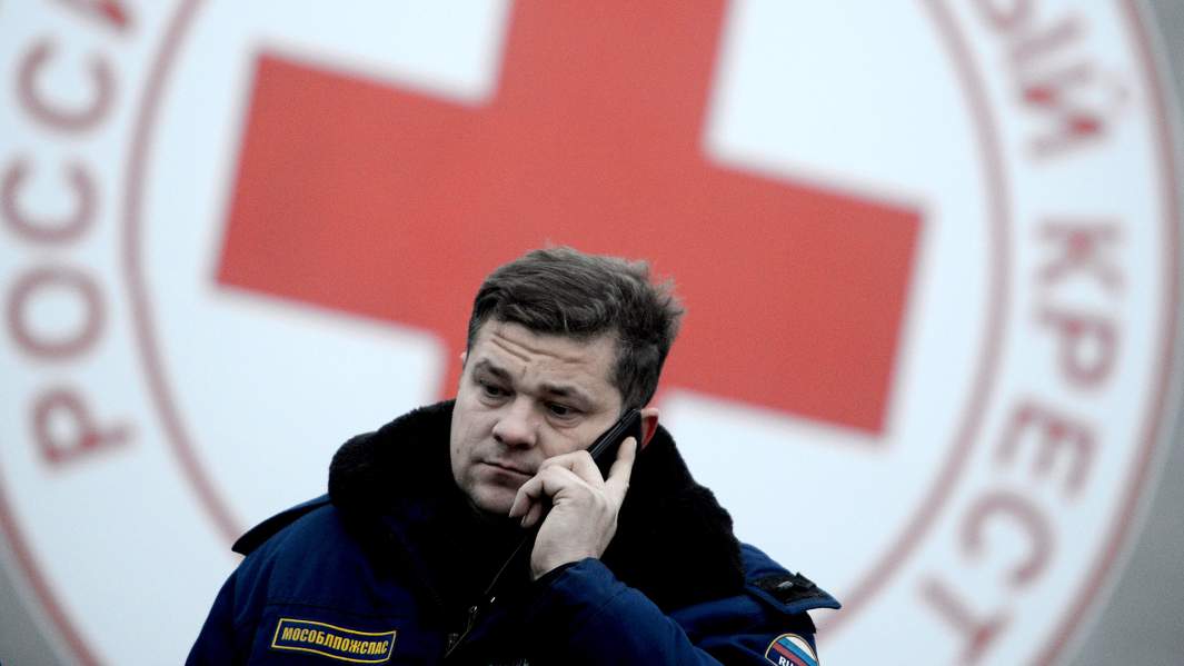 Сотрудник МЧС перед отправкой колонны машин с грузом гуманитарной помощи, собранной московской организацией "Российский Красный Крест"