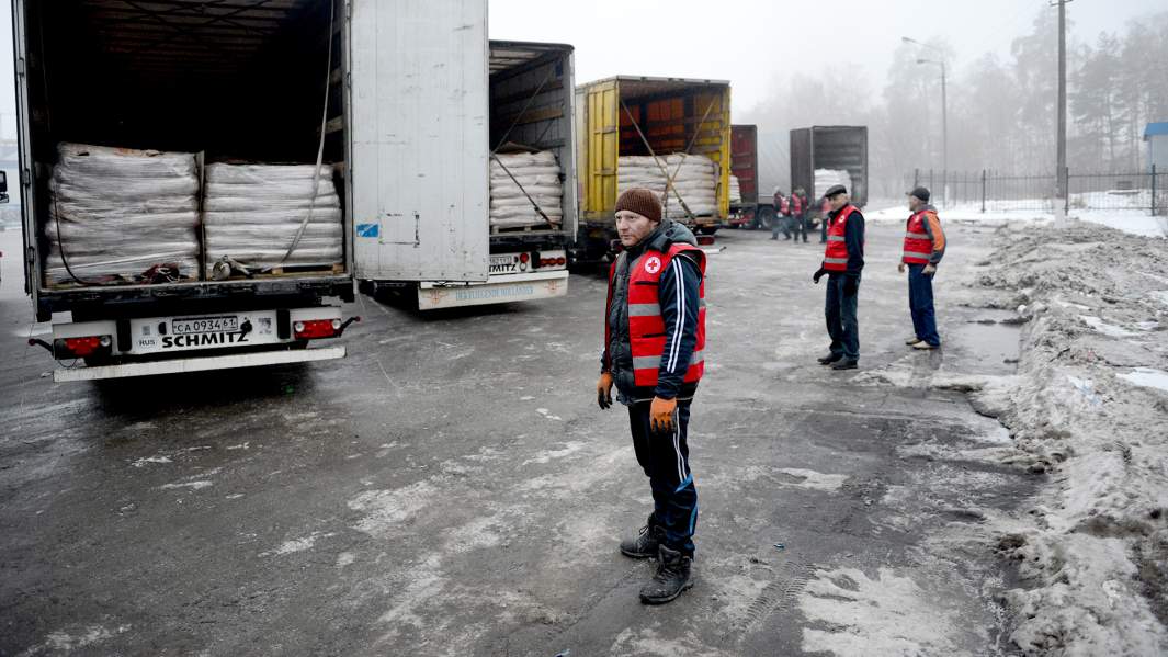Машины с грузом гуманитарной помощи, собранной московской организацией "Российский Красный Крест", перед отправкой колонны