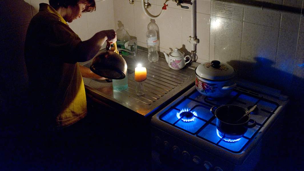Женщина на кухне в своем доме