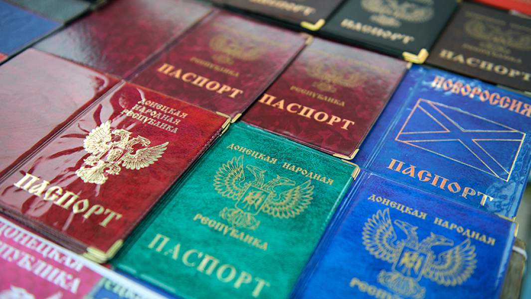 Сувенирная продукция Донецкой народной республики на одном из уличных лотков в Донецке