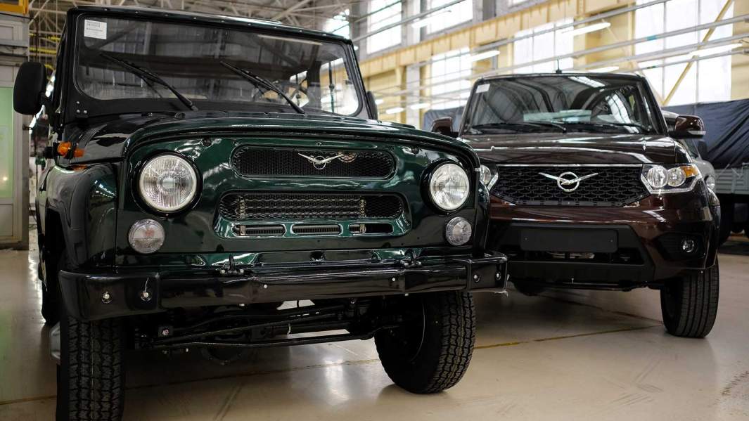 «УАЗ Хантер» и «УАЗ Патриот» (слева направо)