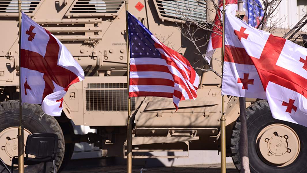 Флаги Грузии и США в совместном центре тренировок и оценок Грузия-НАТО (JTEC) на территории военной базы в Крцаниси (близ Тбилиси)