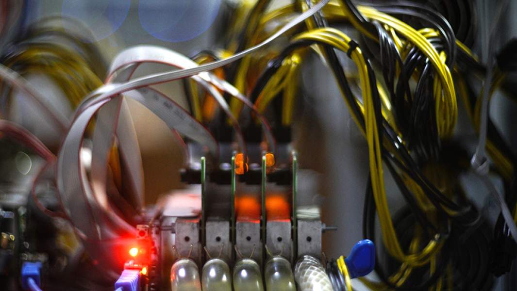 Стеллажи с фермами для майнинга криптовалют