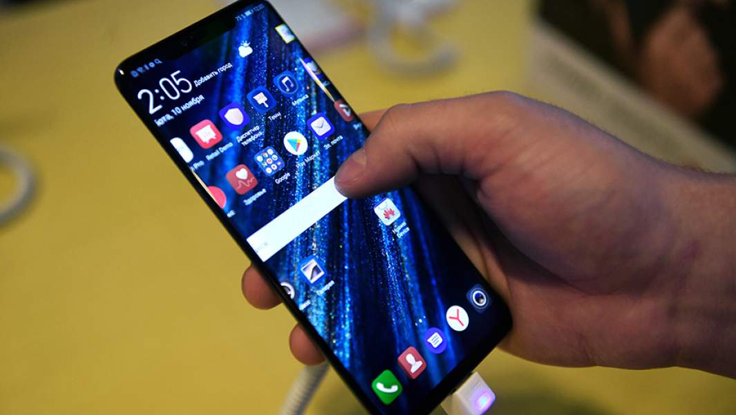 Мужчина выбирает смартфон в салоне связи