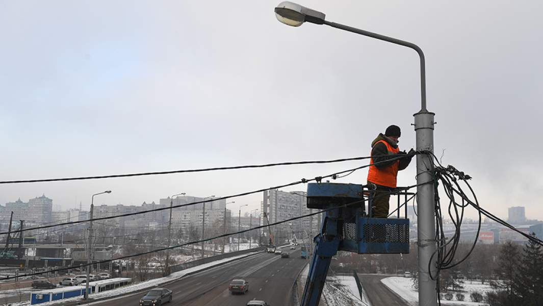 Ремонтные работы на фонарном столбе