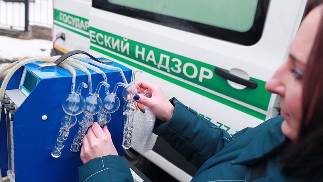 Сотрудник настраивает прибор для забора проб воздуха в Москве