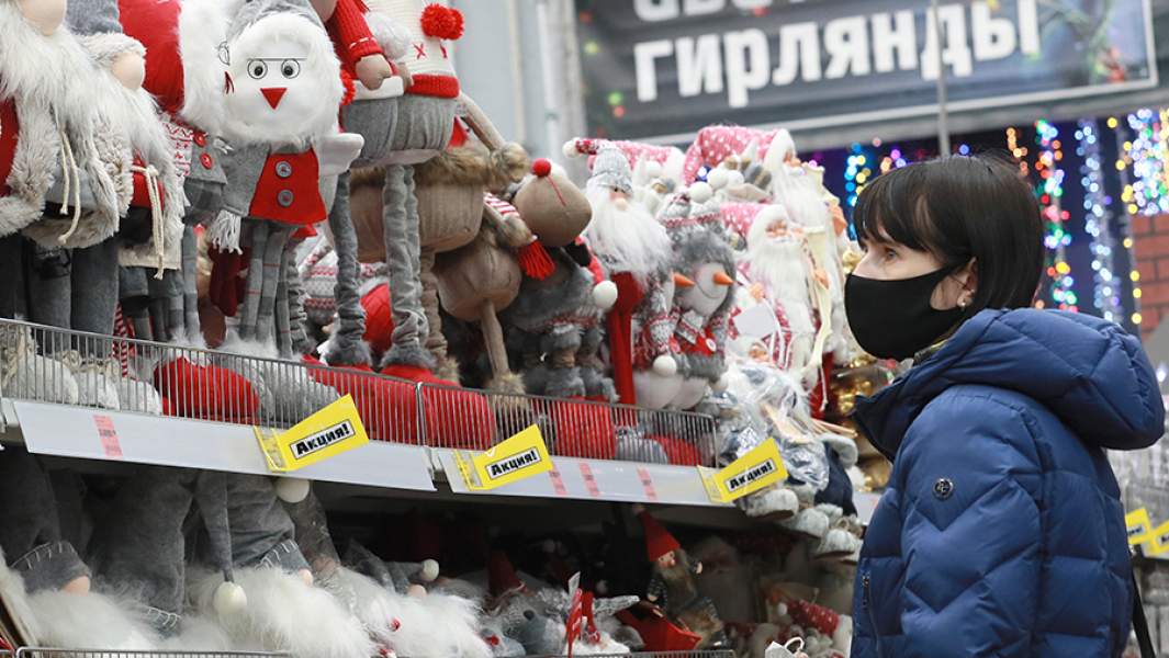 Девушка рассматривает игрушки в магазине