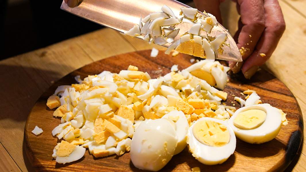 Приготовление салата «Оливье»