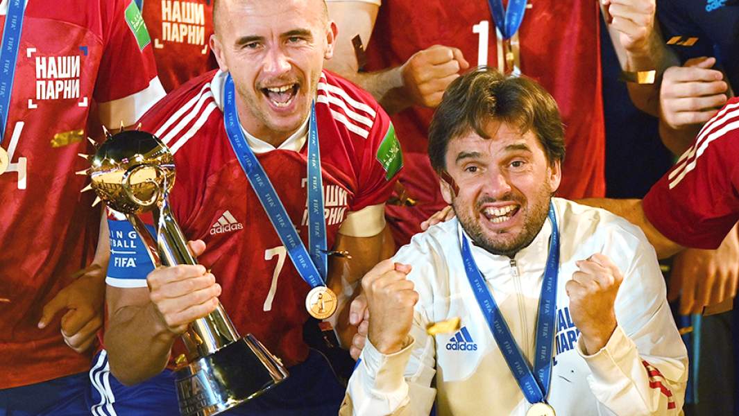 Главный тренер сборной России (команда РФС) Михаил Лихачёв (справа) и член сборной России (команда РФС) Антон Шкарин радуются победе на чемпионате мира по пляжному футболу 2021 между сборными командами России и Японии