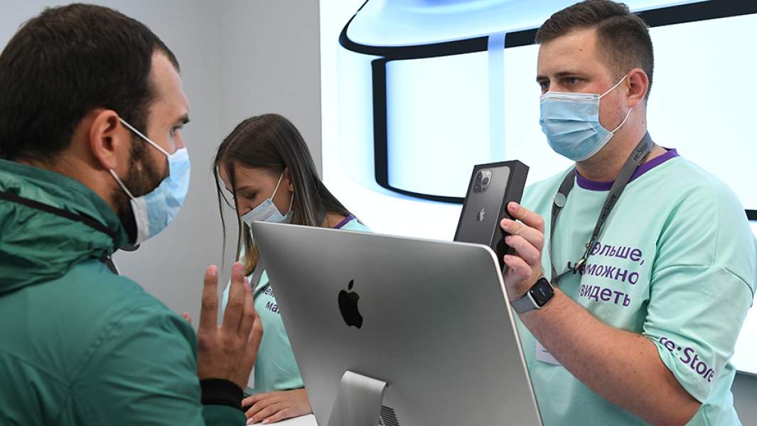 Покупатель в магазине re:Store