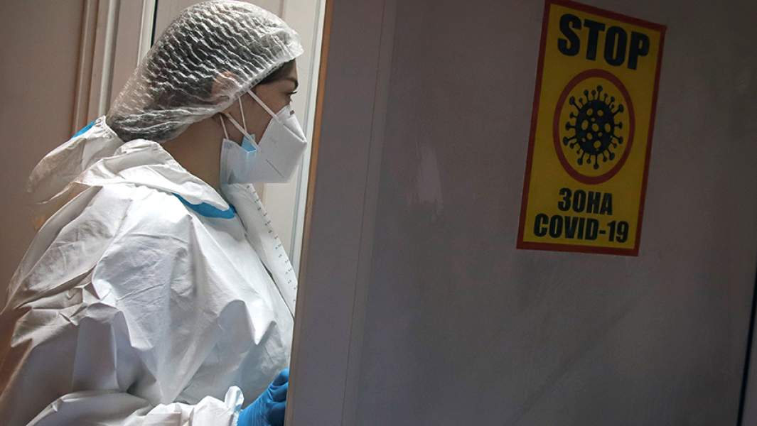 Медицинский работник в блоке реанимации и интенсивной терапии