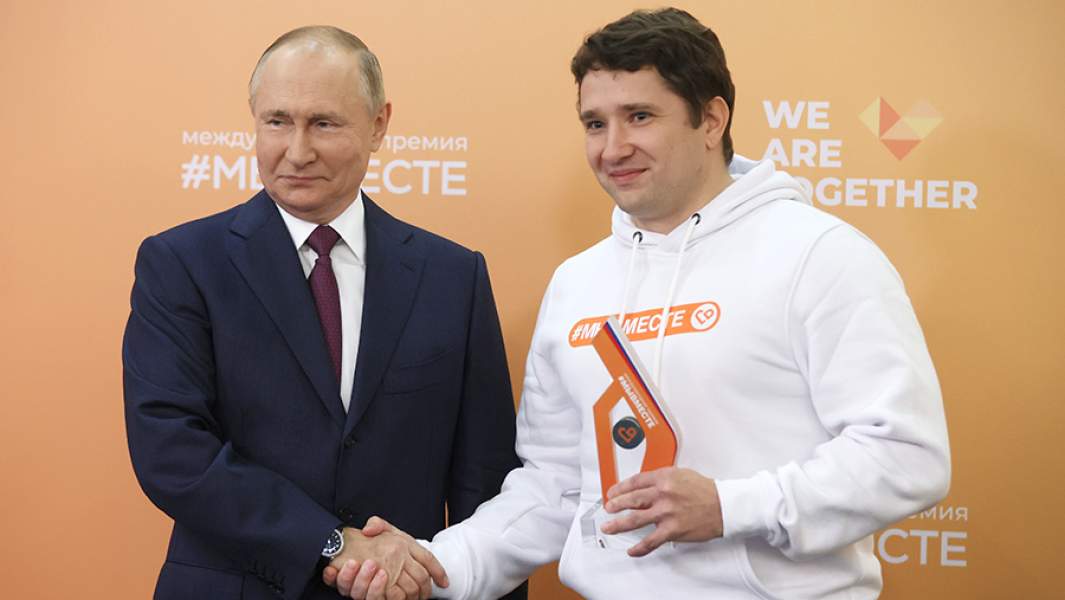 Президент РФ Владимир Путин награждает премией #МыВместе в номинации «Волонтер года» врача-педиатра, заведующего пульмонологическим отделением Морозовской детской больницы Павла Бережанского за создание службы поддержки и консультирования родителей пациентов