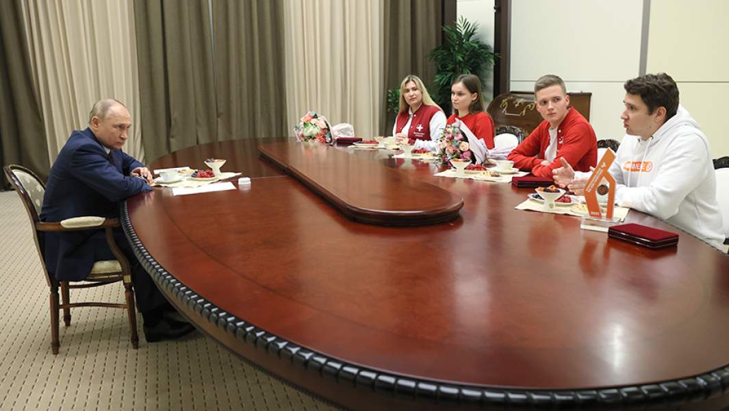 Президент РФ Владимир Путин и волонтеры-медики – номинанты премии #МыВместе