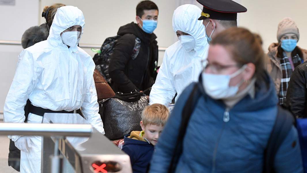 Прилетевшие из ЮАР пассажиры в международном аэропорту Домодедово