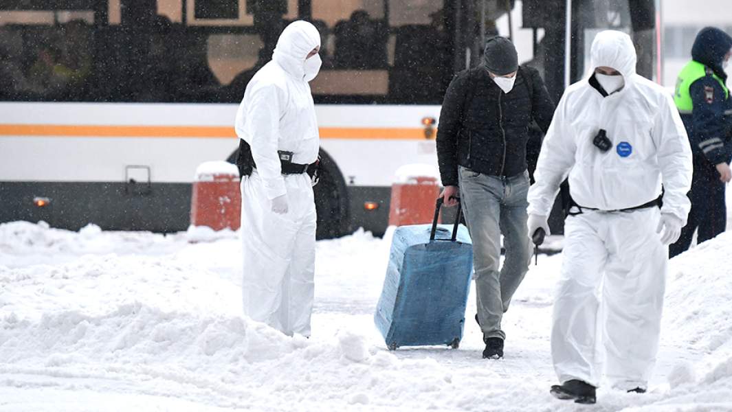 Сотрудники аэропорта Домодедово и прилетевший из ЮАР пассажир в международном аэропорту Домодедово