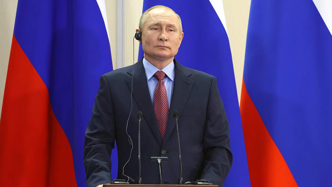 Президент России Владимир Путин во время совместной пресс-конференции с премьер-министром Греции Кириакосом Мицотакисом по итогам встречи в резиденции «Бочаров ручей»