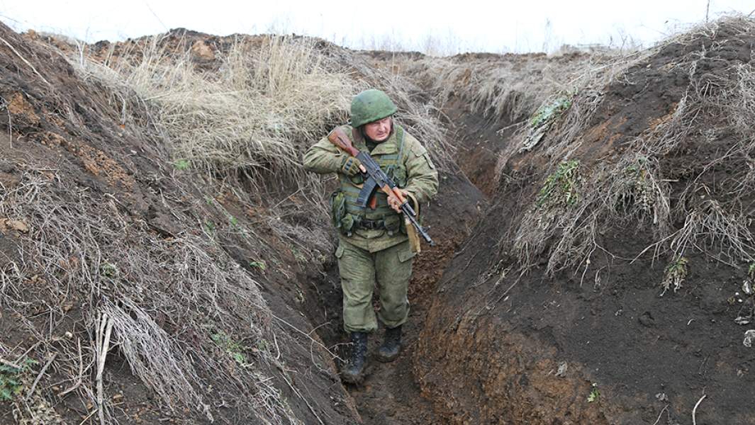 Боец Народной милиции ЛНР на крайнем блокпосте рядом с поселком Фрунзе в Луганской области