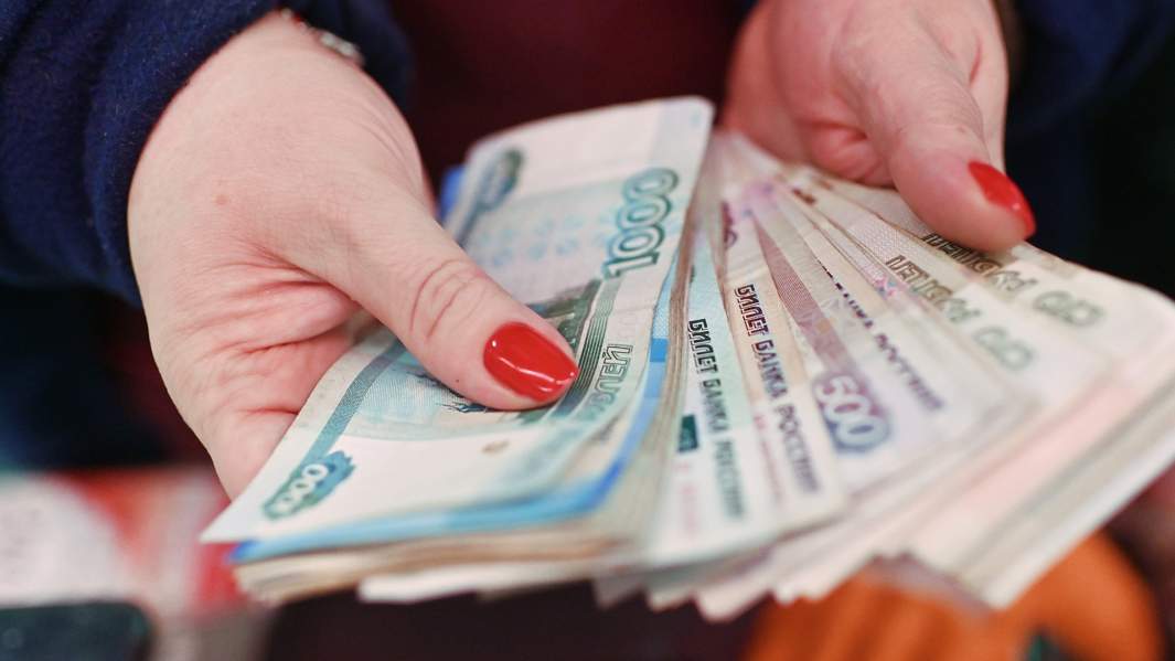 деньги рубли руки