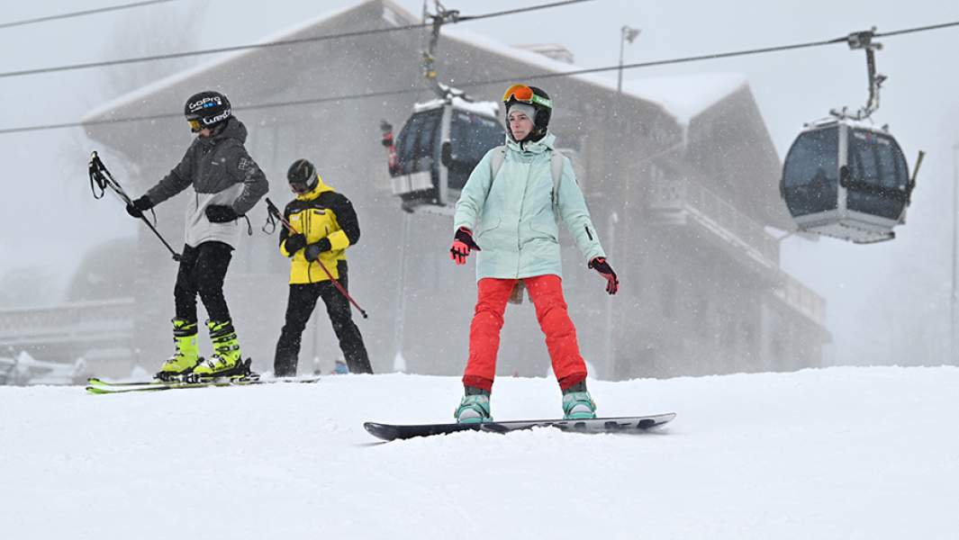 Отдыхающие на горнолыжной трассе