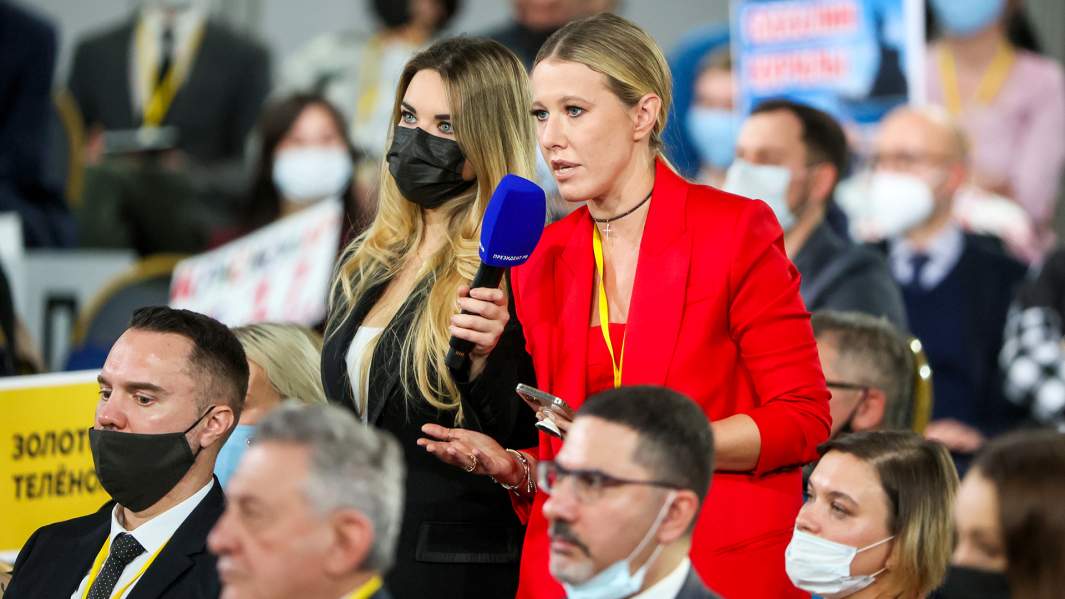 Телеведущая Ксения Собчак задает вопрос на большой ежегодной пресс-конференции президента РФ Владимира Путина 