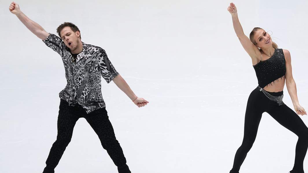 Виктория Синицина и Никита Кацалапов выступают с ритмическим танцем на чемпионате России в Санкт-Петербурге