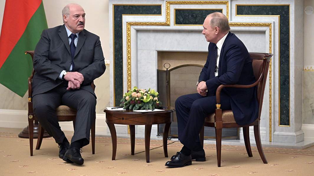 Президент РФ Владимир Путин и президент Белоруссии Александр Лукашенко во время встречи в Овальном зале Константиновского дворца