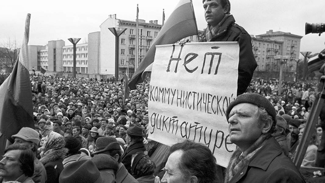 Митинг в поддержку всех демократических движений Советского Союза накануне Всесоюзного референдума. Вильнюс, площадь Независимости, 16 марта 1991 года