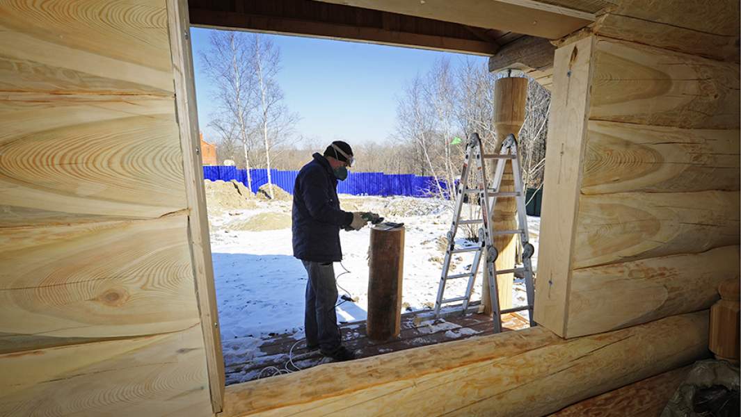  Строительство жилого дома из цельного бревна во время практического занятия в плотницкой школе "Живой домъ