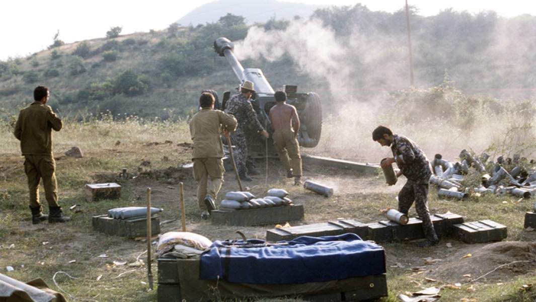 Азербайджанская артиллерийская батарея обстреливает армянские позиции в Нагорном Карабахе. 1992 год