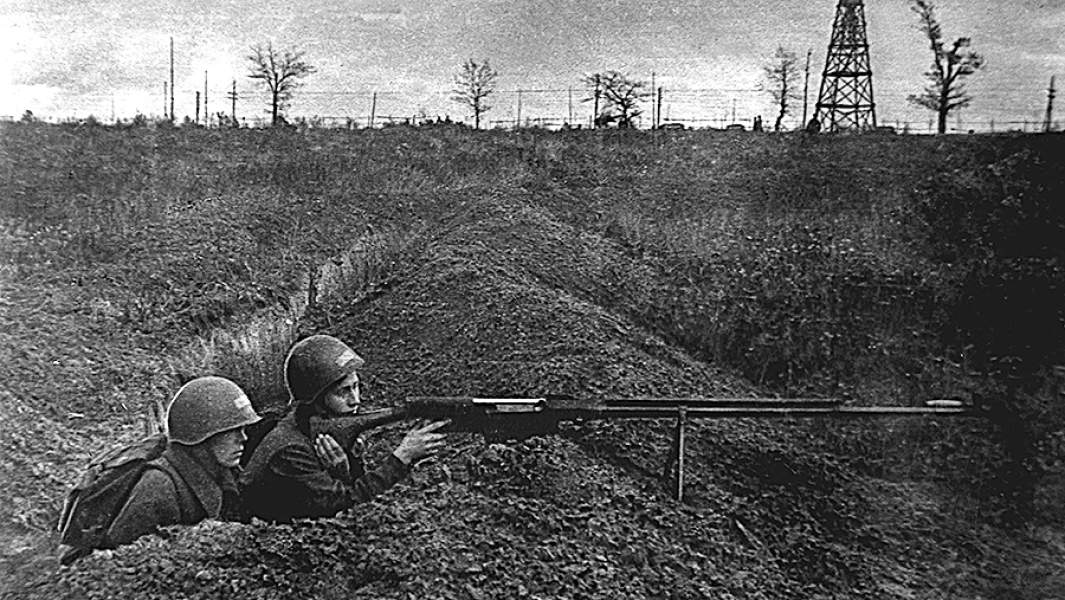 Бойцы с противотанковым оружием на огневой позиции во время битвы за Москву в ходе Великой Отечественной войны