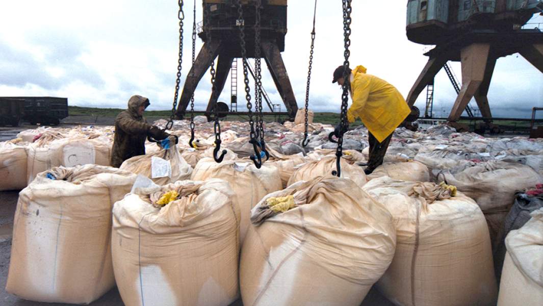 Доставка угля в мешках в северные поселки