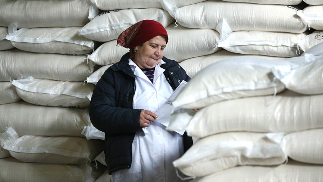 Мешки с сахаром на складе готовой продукции