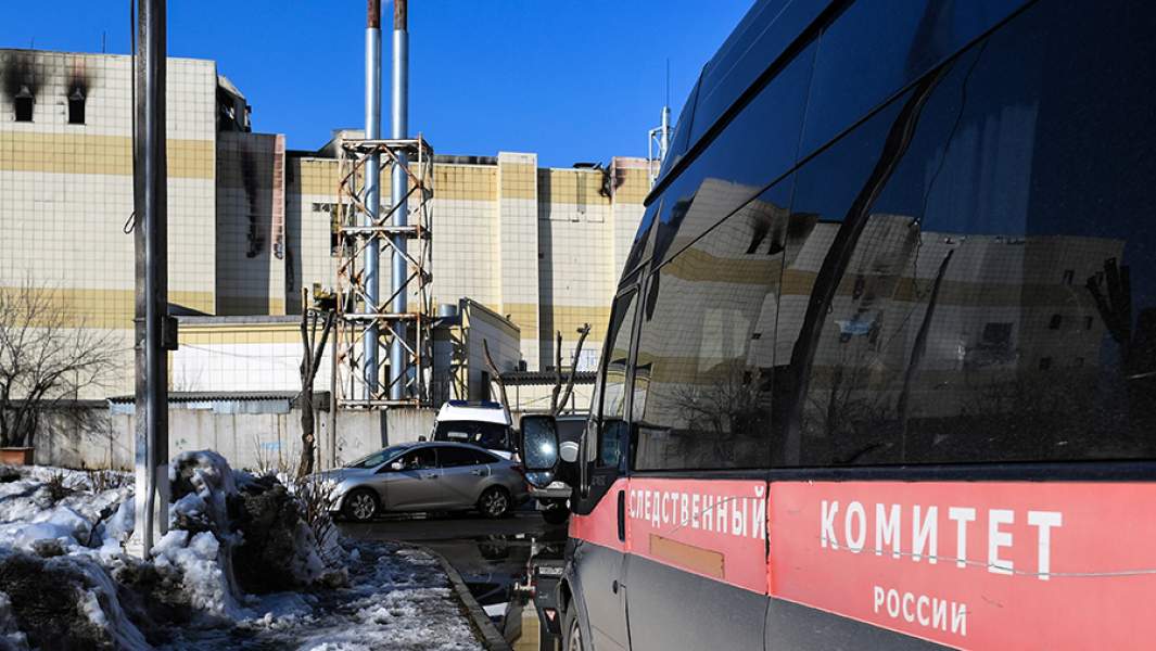 Машина Следственного комитета РФ у ТЦ «Зимняя вишня»