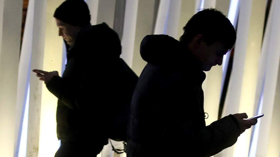 Горожане со смартфонами на Триумфальной площади