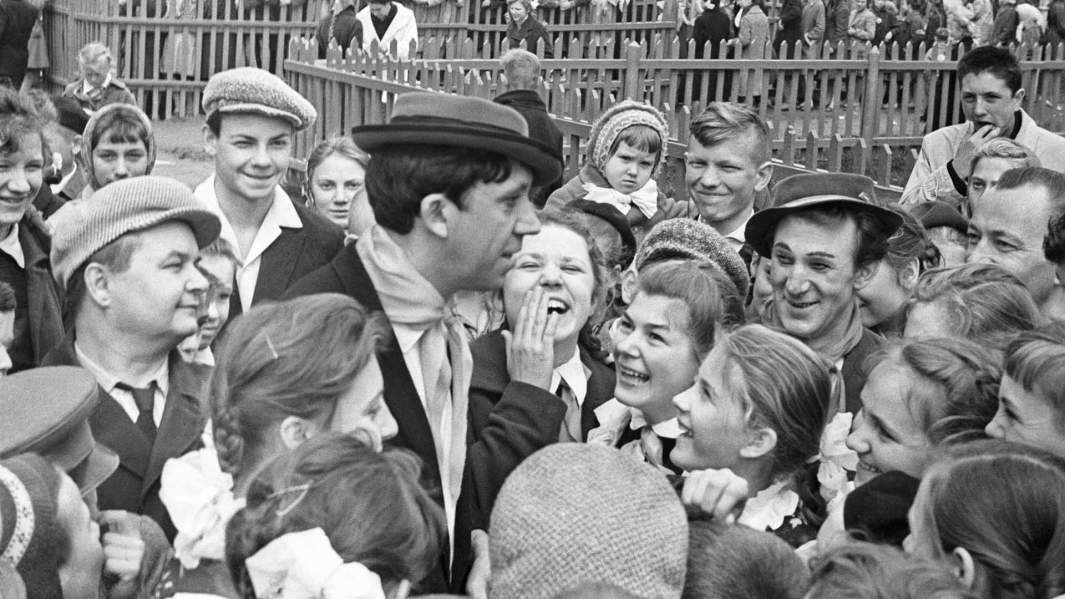 Фото 1962 года. Михаил Шуйдин могила. Юрий Никулин и Михаил Шуйдин во время встречи со зрителями. 1962 Год. Юрий Никулин и Михаил Шуйдин. Никулин и Шуйдин фотографии.