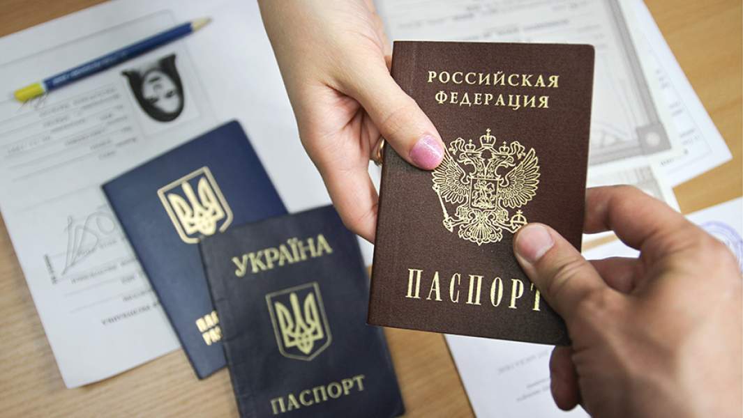 Паспорта Украины и РФ в центре выдачи паспортов РФ жителям ЛНР