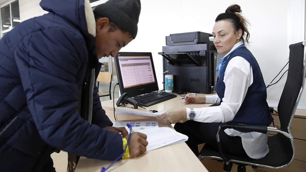 Иностранный гражданин после тестирования на владение русским языком на территории Многофункционального миграционного центра