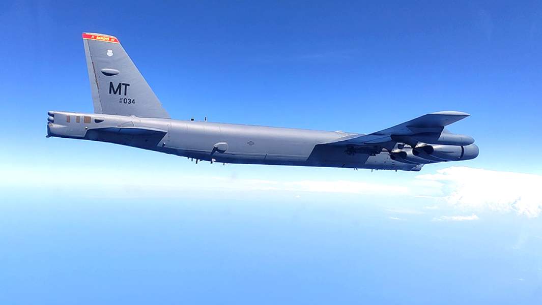 Стратегический бомбардировщик В-52Н ВВС США над нейтральными водами Черного моря